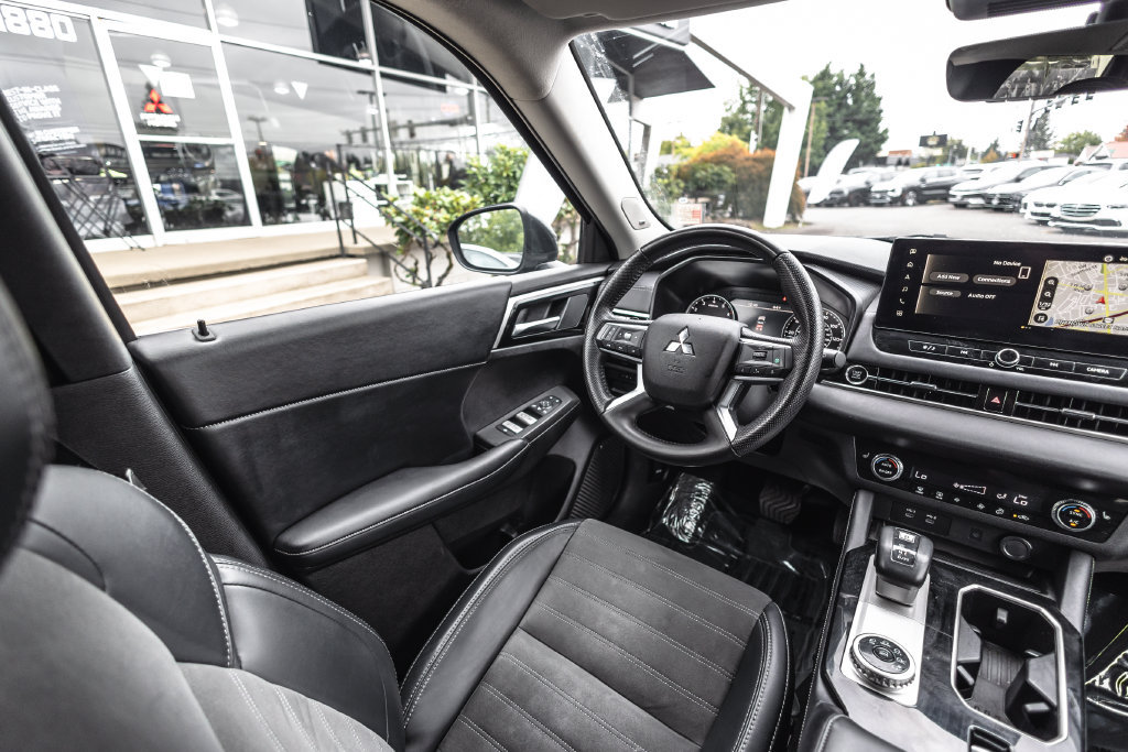 Used 2025 Mitsubishi Outlander SE FWD image 20