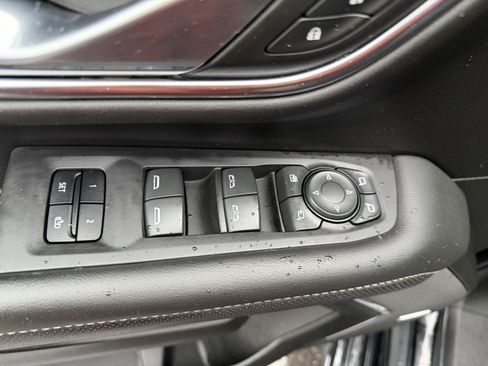 Used 2023 GMC Yukon SLT w/ SLT Premium Package image 36