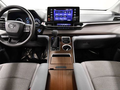 Used 2024 Toyota Sienna LE image 3