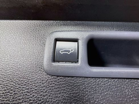 Used 2025 Toyota Highlander LE FWD image 44