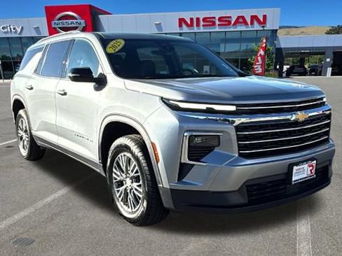 Used 2025 Chevrolet Traverse LT AWD/4WD image 1