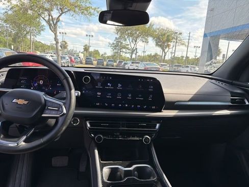 Used 2025 Chevrolet Traverse LT image 11