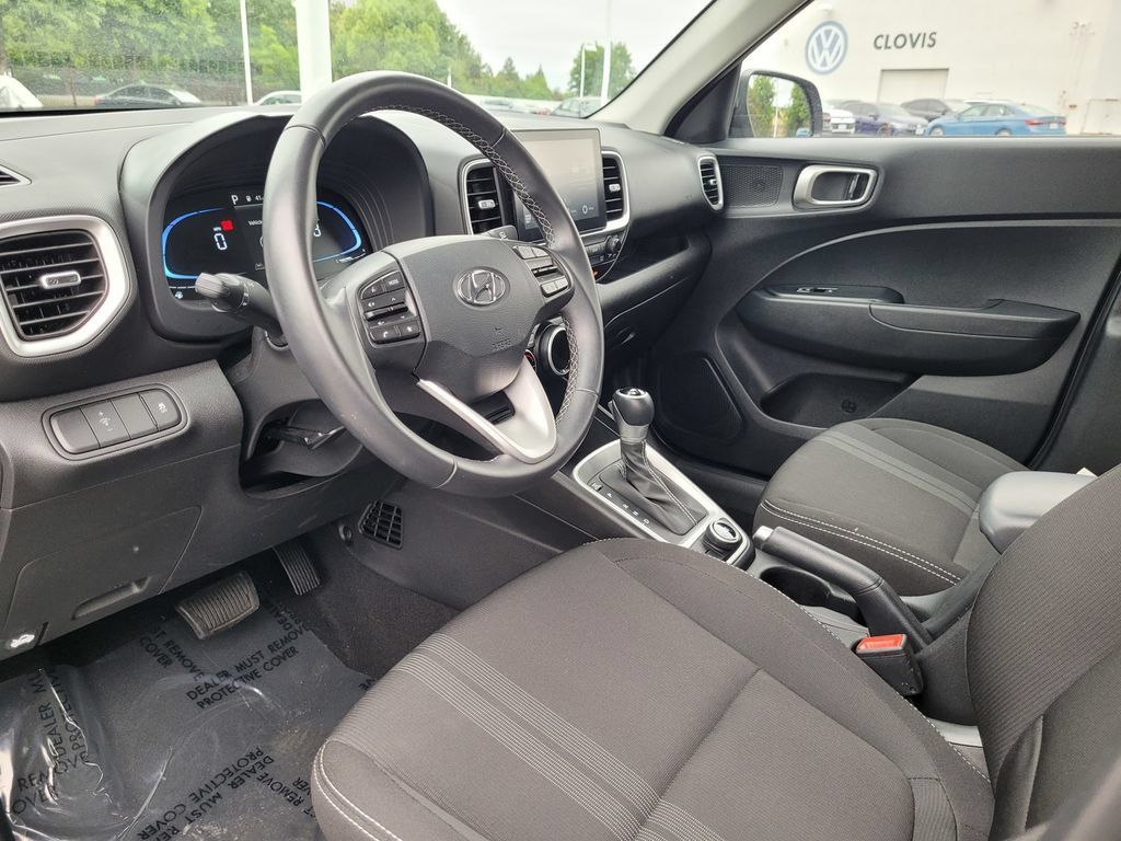 Used 2025 Hyundai Venue SEL FWD image 11