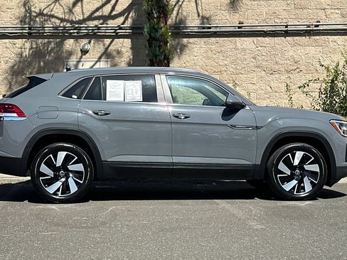 Used 2026 Volkswagen Atlas Cross Sport SE FWD image 2