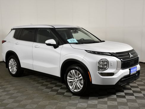 Used 2023 Mitsubishi Outlander ES AWD/4WD image 3