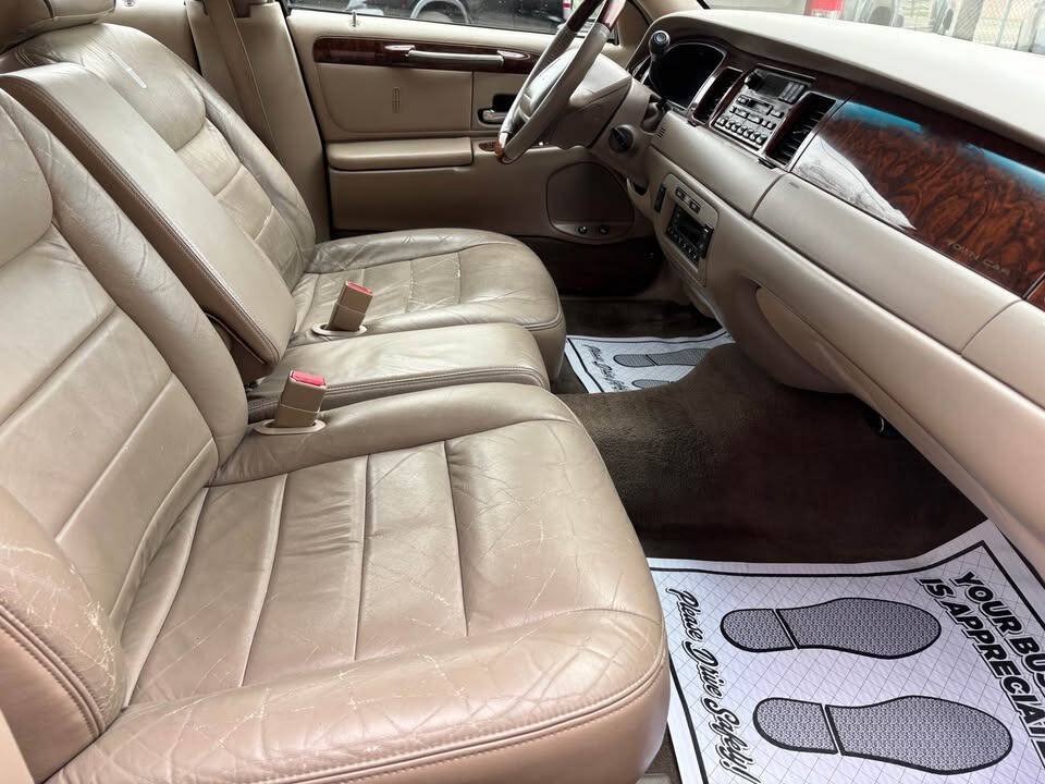 Used 2001 Lincoln Town Car Signature RWD image 2