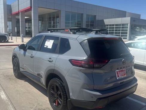 Used 2025 Nissan Rogue SV image 4