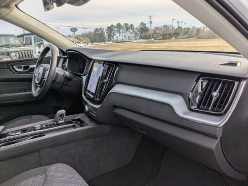 Used 2022 Volvo XC60 B5 Momentum image 36