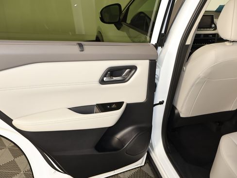 Used 2025 Nissan Rogue SV w/ SV Premium Package image 45