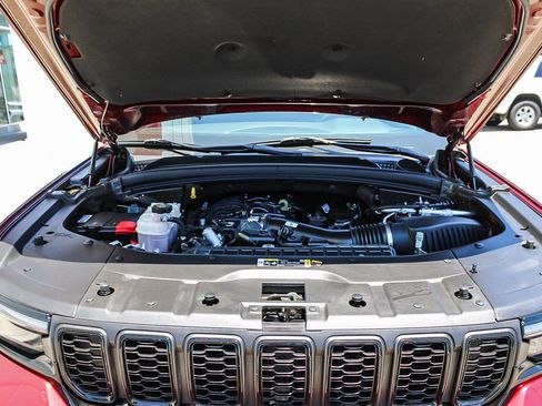 Used 2025 Jeep Grand Cherokee Altitude RWD image 29