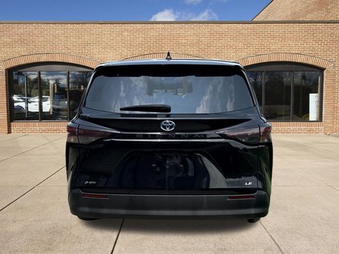 Used 2025 Toyota Sienna LE FWD image 13