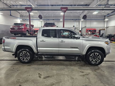 Used 2022 Toyota Tacoma TRD Sport image 3