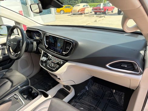 Used 2023 Chrysler Pacifica Touring-L FWD image 34