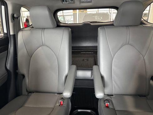 Used 2023 Toyota Highlander Limited image 14