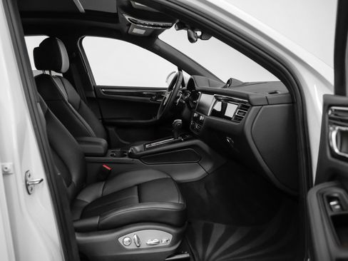 Certified 2025 Porsche Macan AWD/4WD image 19