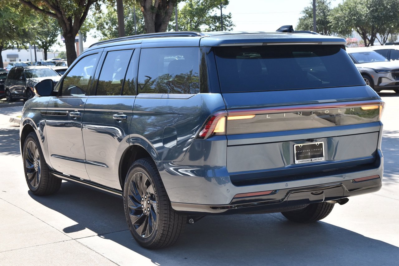 New 2027 Lincoln Navigator Reserve w/ Jet Appearance Package AWD/4WD image 9