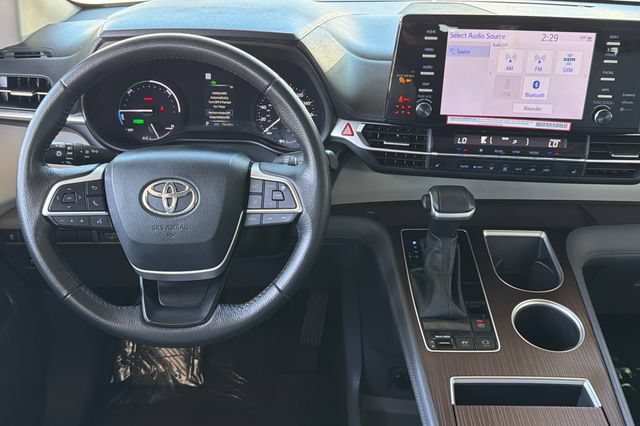 Used 2024 Toyota Sienna XLE FWD image 17