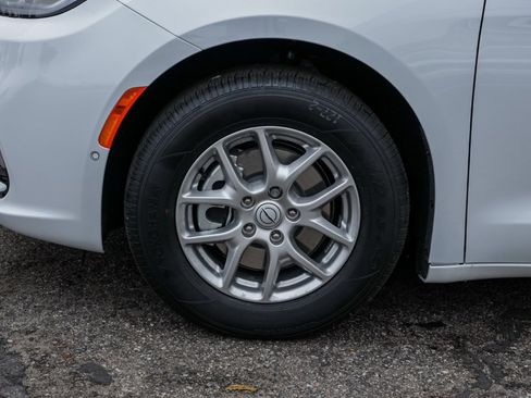 New 2026 Chrysler Pacifica Select image 10