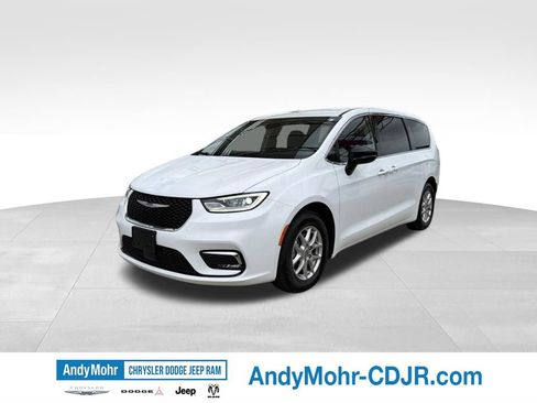 Used 2024 Chrysler Pacifica Touring-L FWD image 3