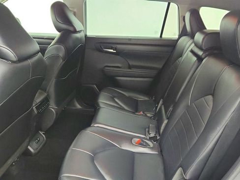 Used 2021 Toyota Highlander XLE image 21