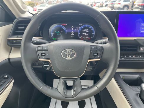 Certified 2023 Toyota Crown Limited image 14