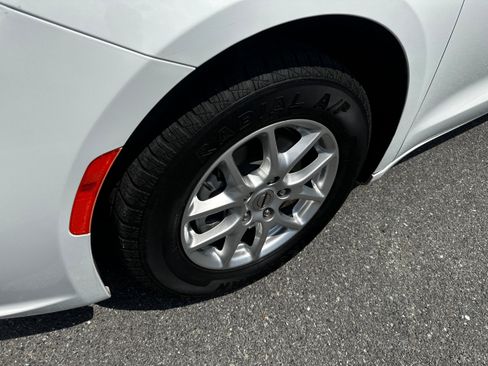 Used 2023 Chrysler Pacifica Touring-L FWD image 3