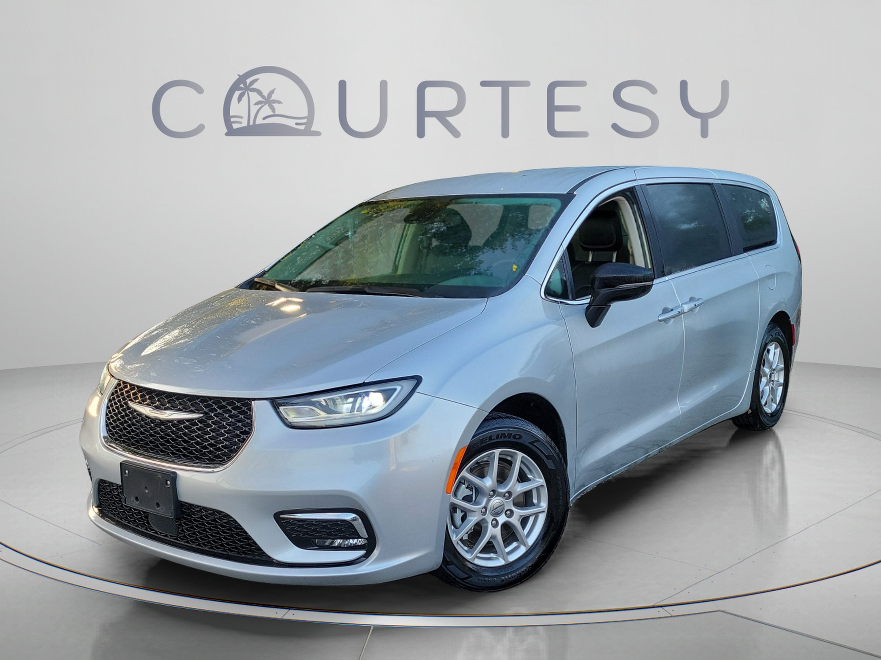 Used 2024 Chrysler Pacifica Touring-L FWD image 1