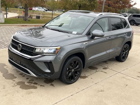 Certified 2022 Volkswagen Taos SE w/ Panoramic Sunroof Package image 5