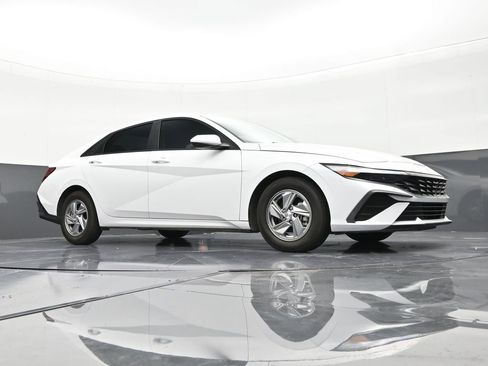 Used 2024 Hyundai Elantra SE FWD image 26