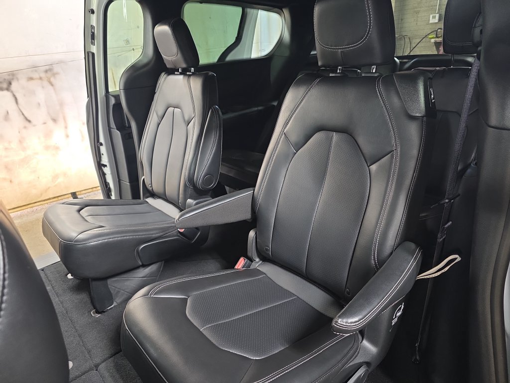 Used 2025 Chrysler Pacifica Select FWD image 19