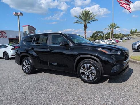 Used 2023 Toyota Highlander XLE FWD image 2