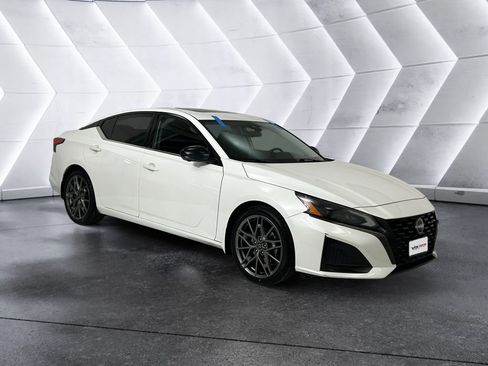 Used 2023 Nissan Altima 2.0 SR image 1