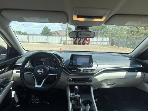 Used 2025 Nissan Altima 2.5 SV FWD image 10