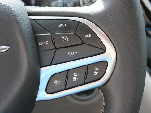 Used 2024 Chrysler Pacifica Touring-L image 14