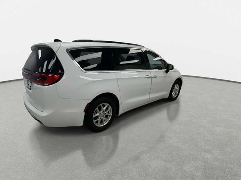 Used 2023 Chrysler Pacifica Touring-L FWD image 8