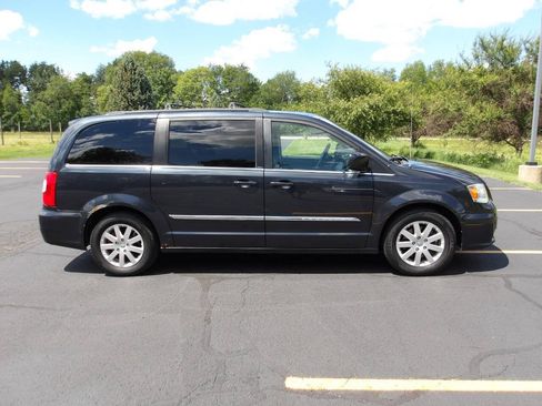 Used 2013 Chrysler Town & Country Touring FWD image 10