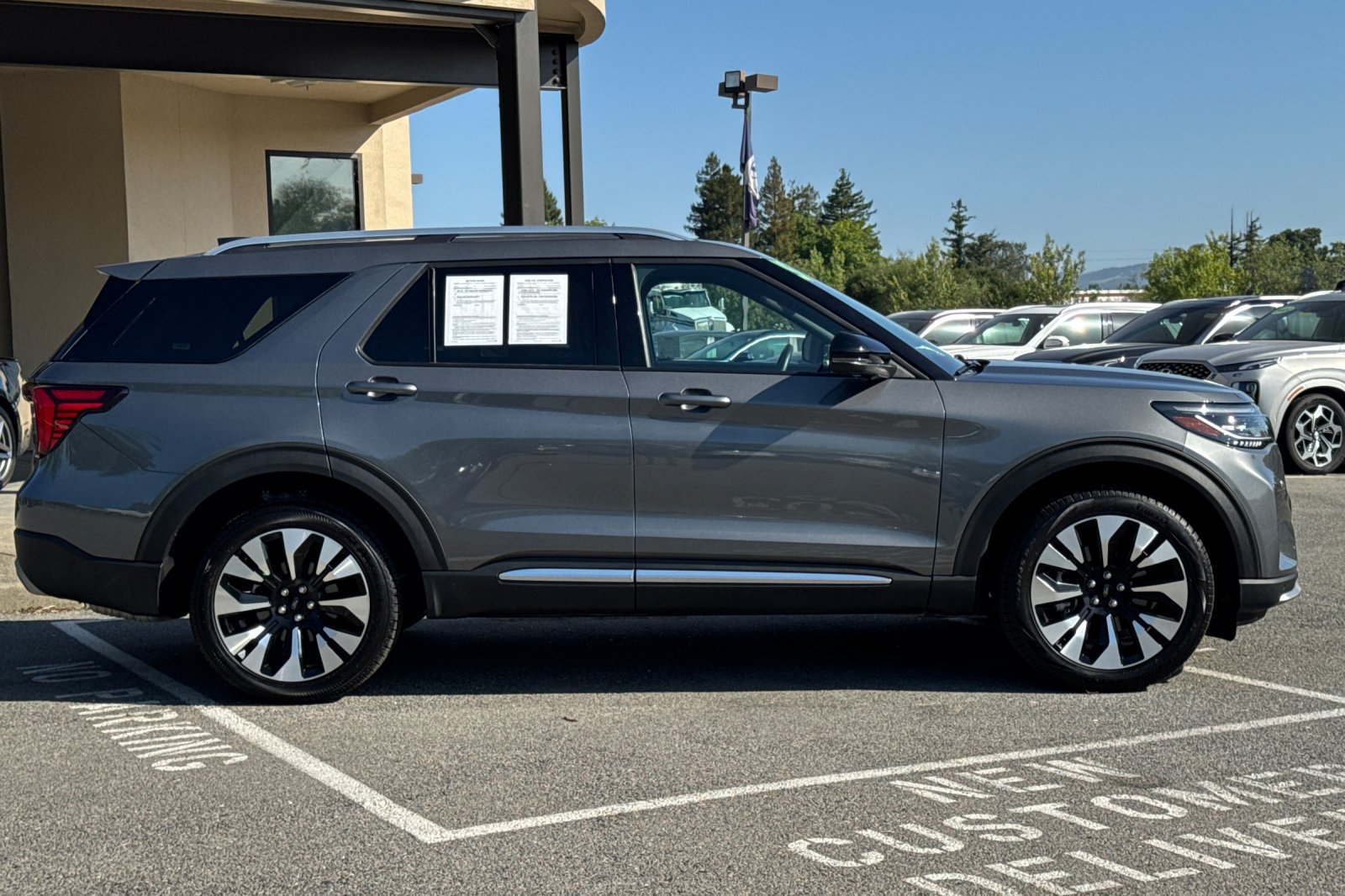 Used 2025 Ford Explorer Platinum w/ LUX Leather Package AWD/4WD image 3
