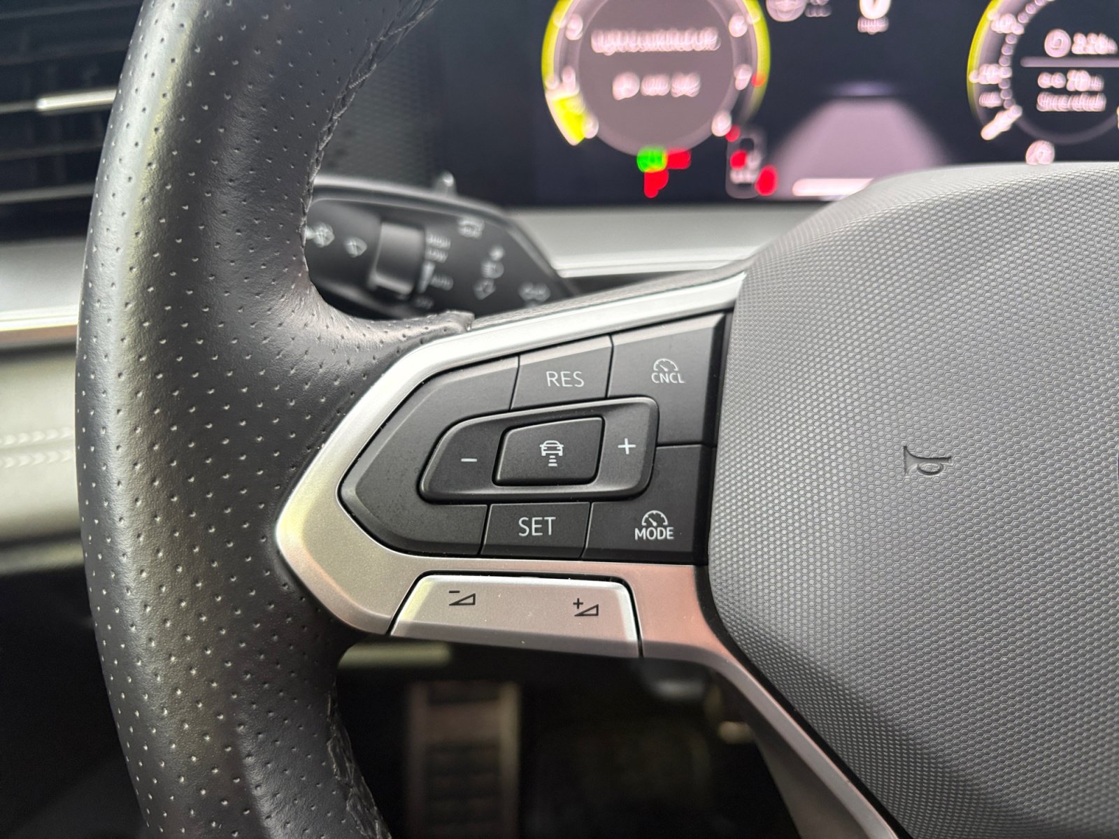 Certified 2026 Volkswagen Tiguan SE R-Line FWD image 15