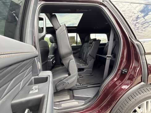 Used 2024 Ford Expedition Platinum image 27