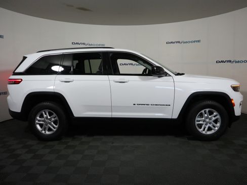 Used 2023 Jeep Grand Cherokee Laredo RWD image 4
