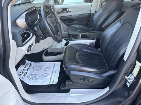 Used 2022 Chrysler Pacifica Touring-L FWD image 15