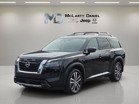 Used 2025 Nissan Pathfinder Platinum w/ Cargo Package AWD/4WD image 2