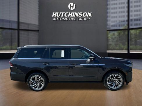 Used 2025 Lincoln Navigator Reserve image 8