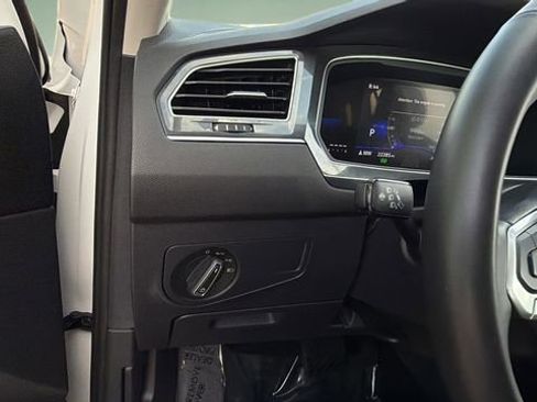 Used 2024 Volkswagen Tiguan SE image 23