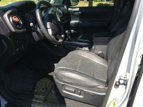 Used 2021 Toyota Tacoma TRD Off-Road w/ Technology Package AWD/4WD image 4