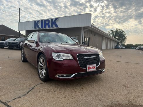 Used 2018 Chrysler 300 Limited RWD image 7