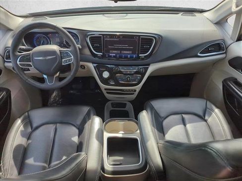 Used 2023 Chrysler Pacifica Touring-L FWD image 17
