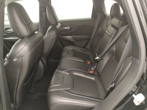 Used 2019 Jeep Cherokee Latitude Plus w/ Comfort/Convenience Group FWD image 18