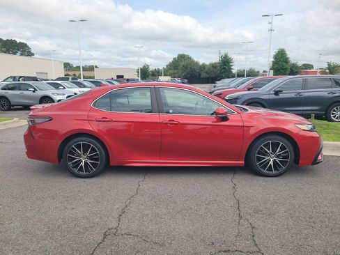 Used 2024 Toyota Camry SE FWD image 2