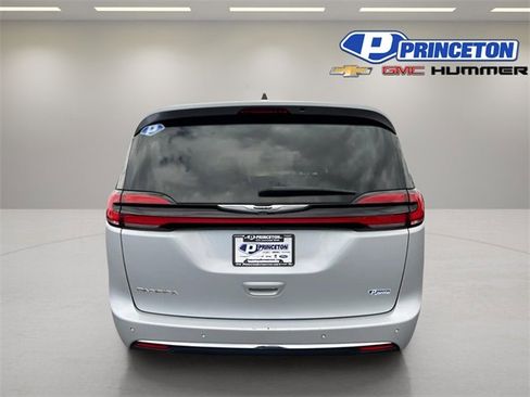 Used 2024 Chrysler Pacifica Touring-L image 6